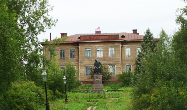 Памятник М.В.Ломоносову в селе Ломоносово