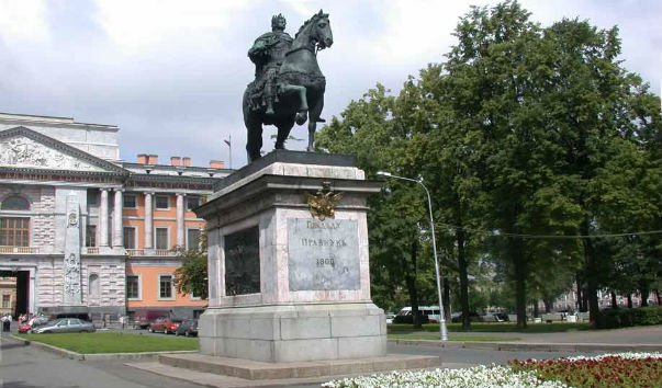 Памятник Петру I около Михайловского замка