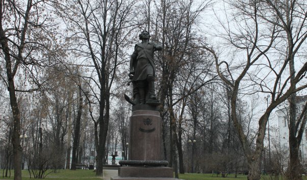 Памятник Петру Первому в Измайловском парке